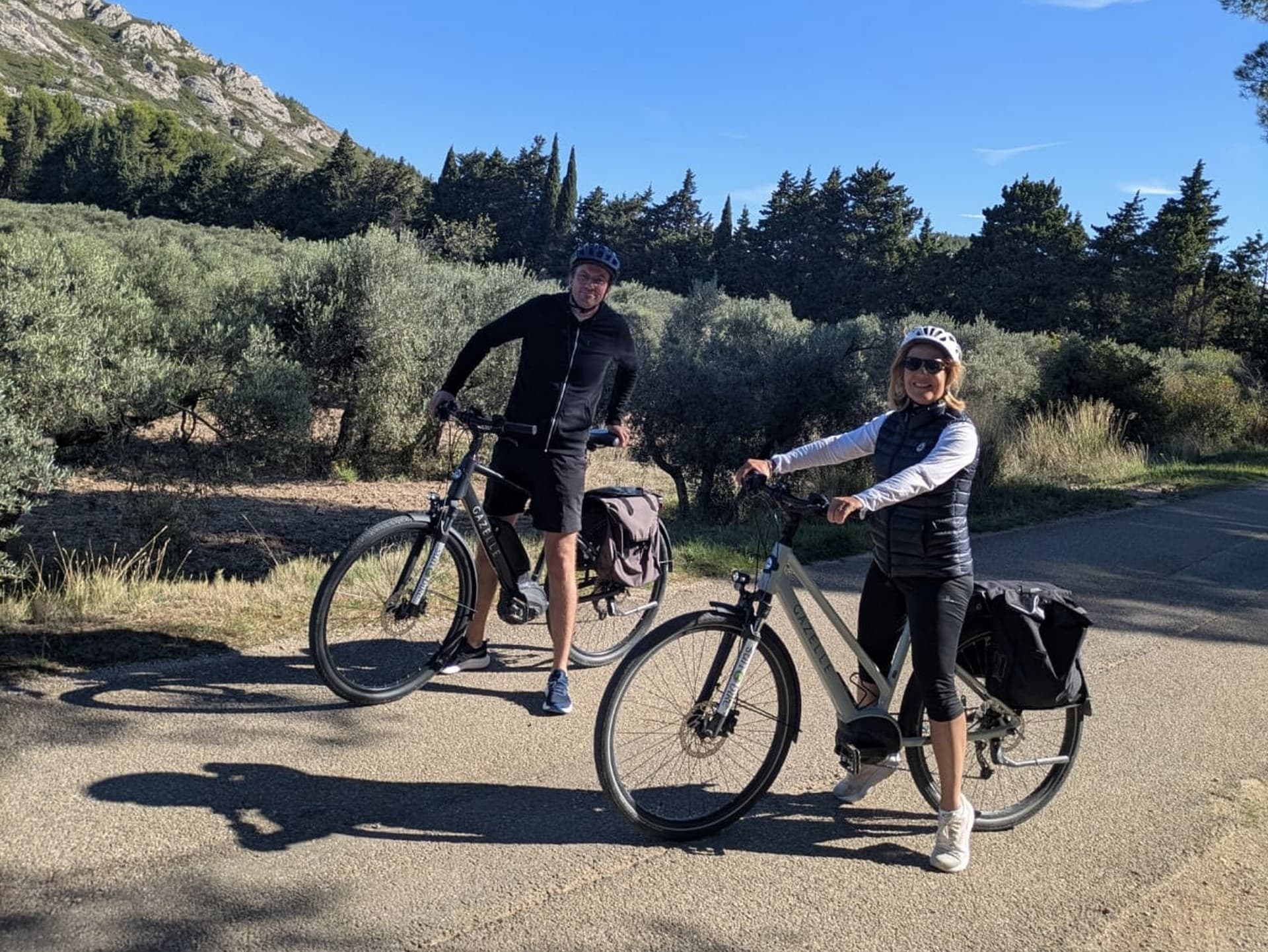 Unusual Ride Guide touristique à vélo à Aureille Couple à vélo
