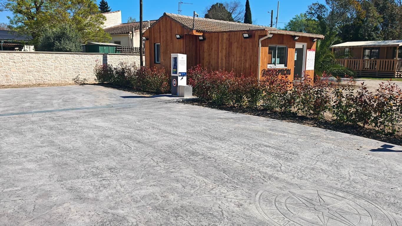 Aire de service pour camping-cars du camping des manades_Arles