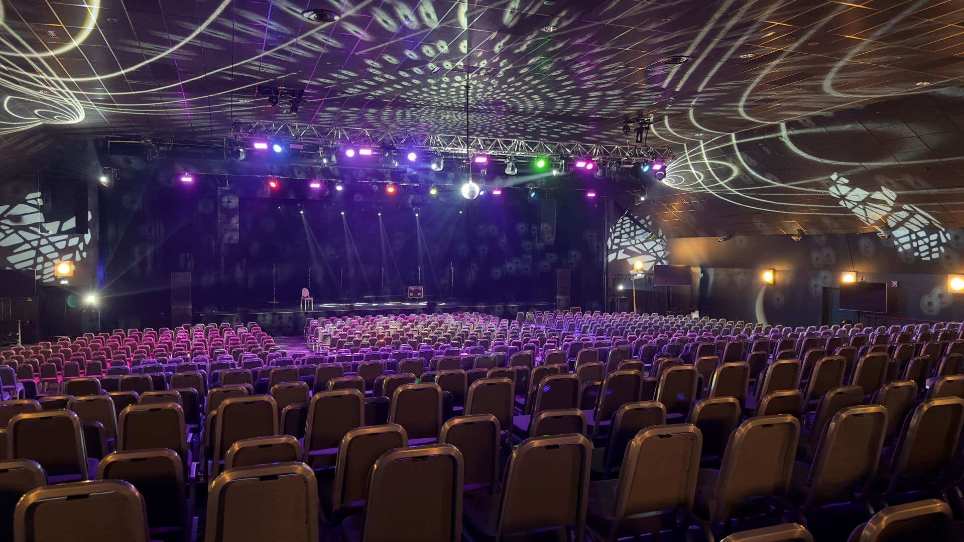 SALLE DE SPECTACLE : Version spetacle/concert/conférence 1250 places