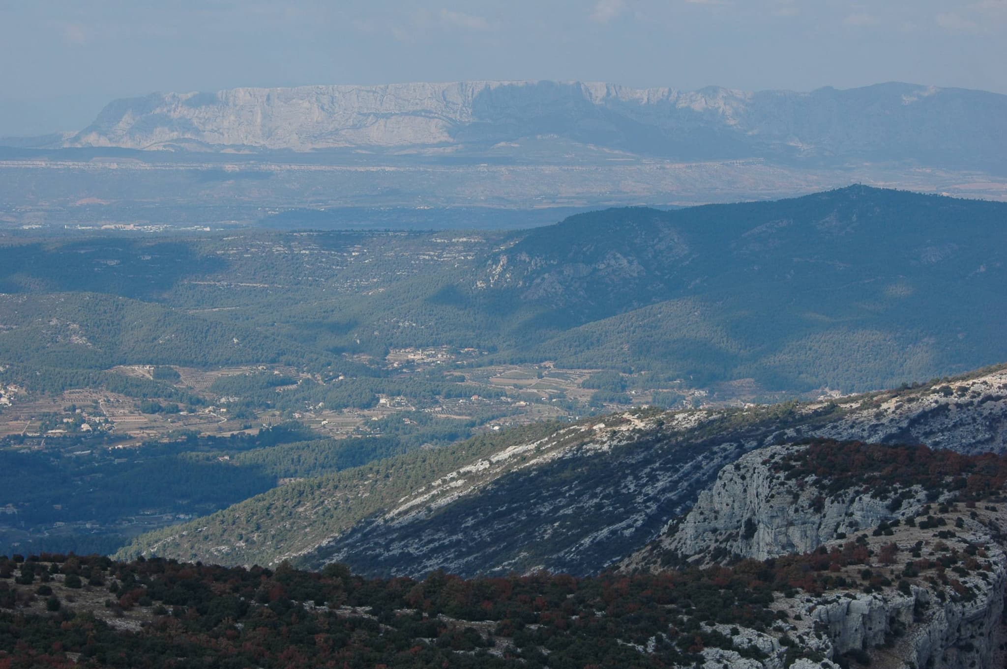 CUGES-LES-PINS - Crête de la Sainte-Baume et Grand Vallon