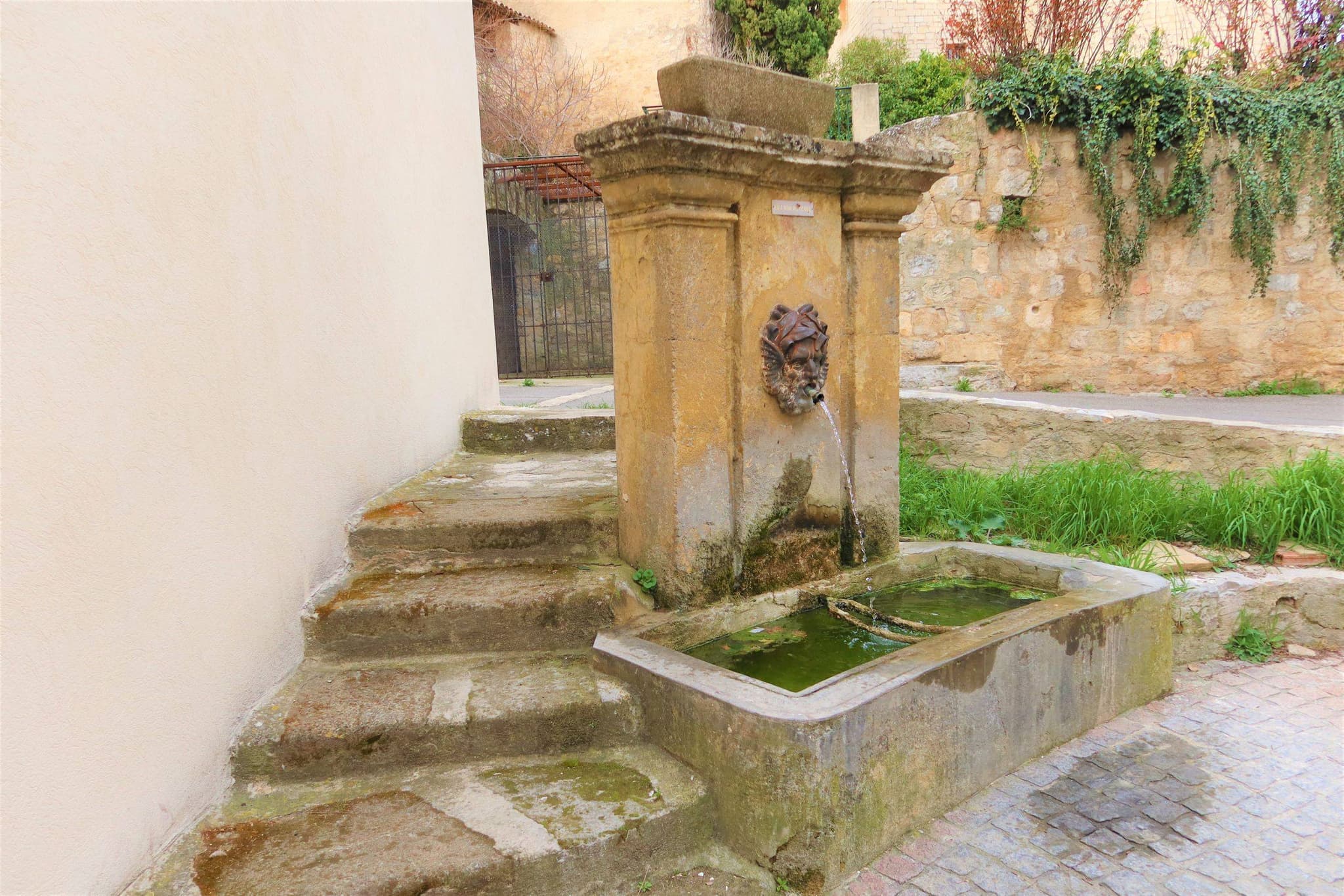 BEAUMONT-DE-PERTUIS - L'eau des fontaines et Chapelle Sainte-Croix