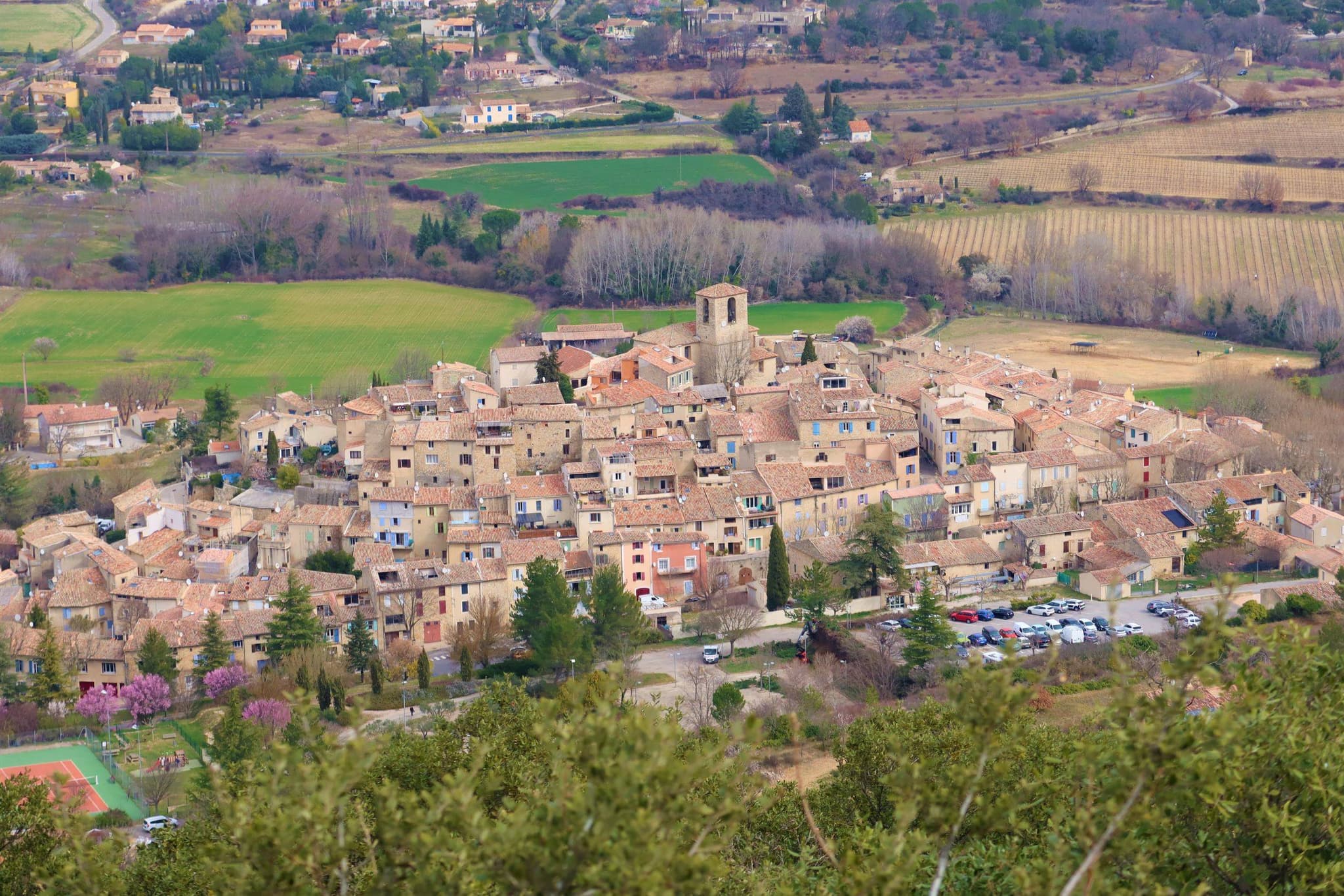 BEAUMONT-DE-PERTUIS - L'eau des fontaines et Chapelle Sainte-Croix