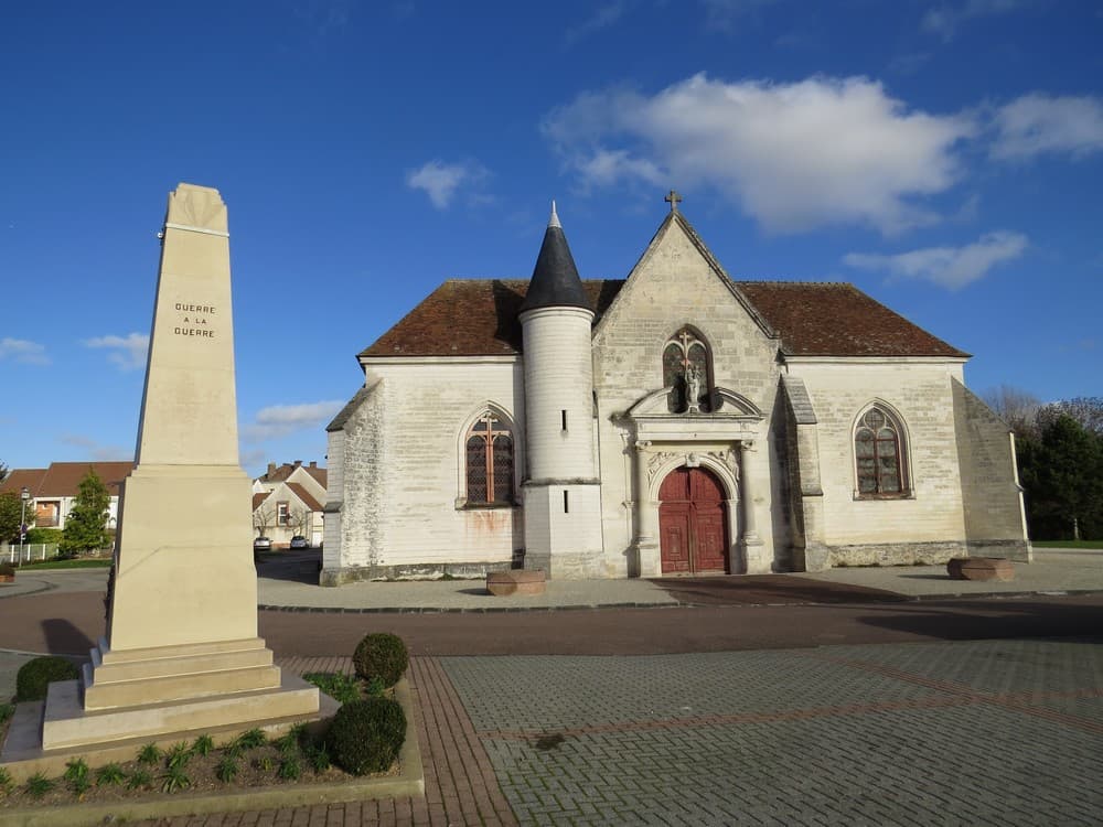 Eglise + Monument aux Morts.JPG
