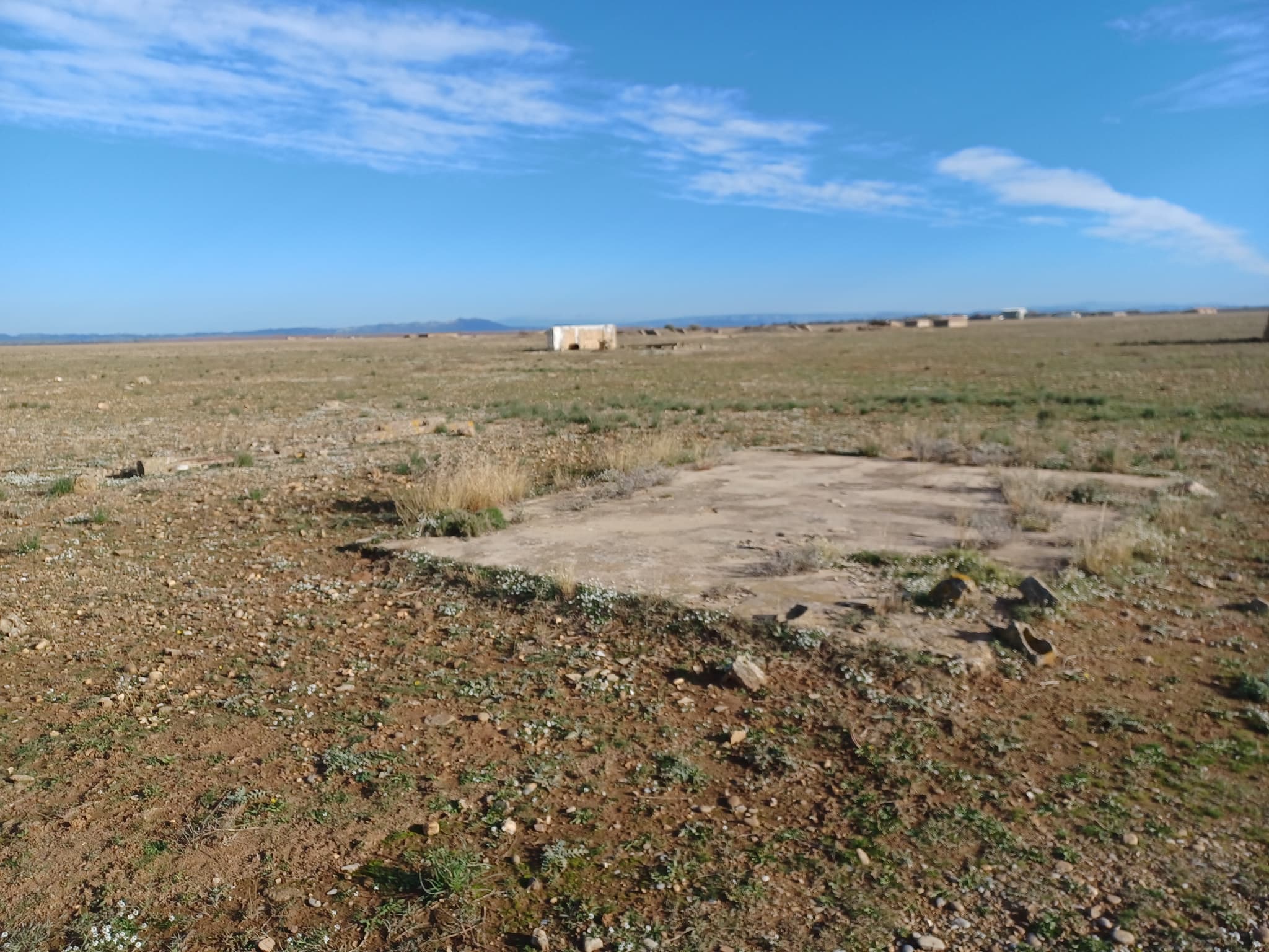 Bunkers et dalles de béton de la seconde Guerre Mondiale dans La Crau