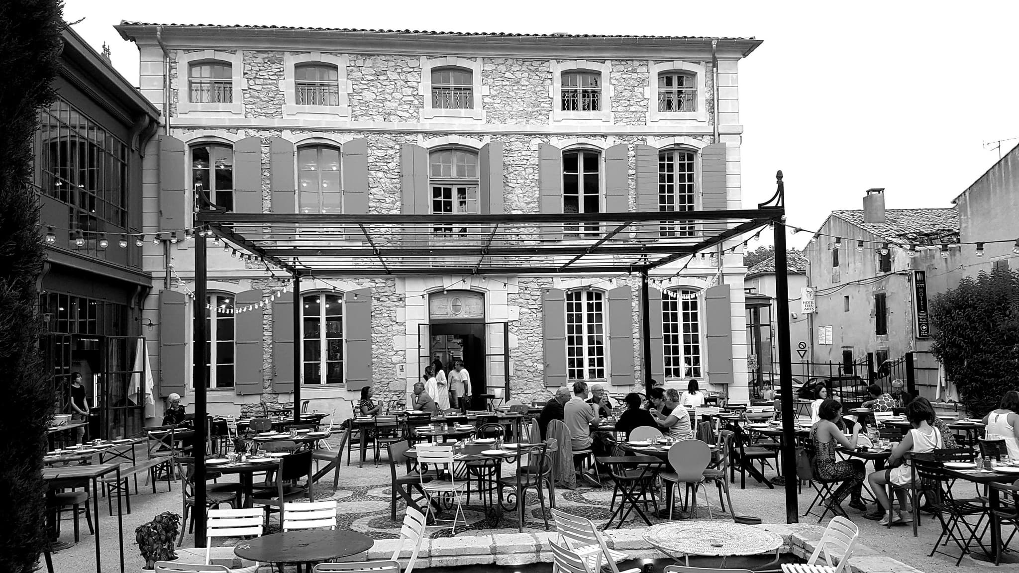 Bistrot_les_pieds_dans_leau_black_and_white