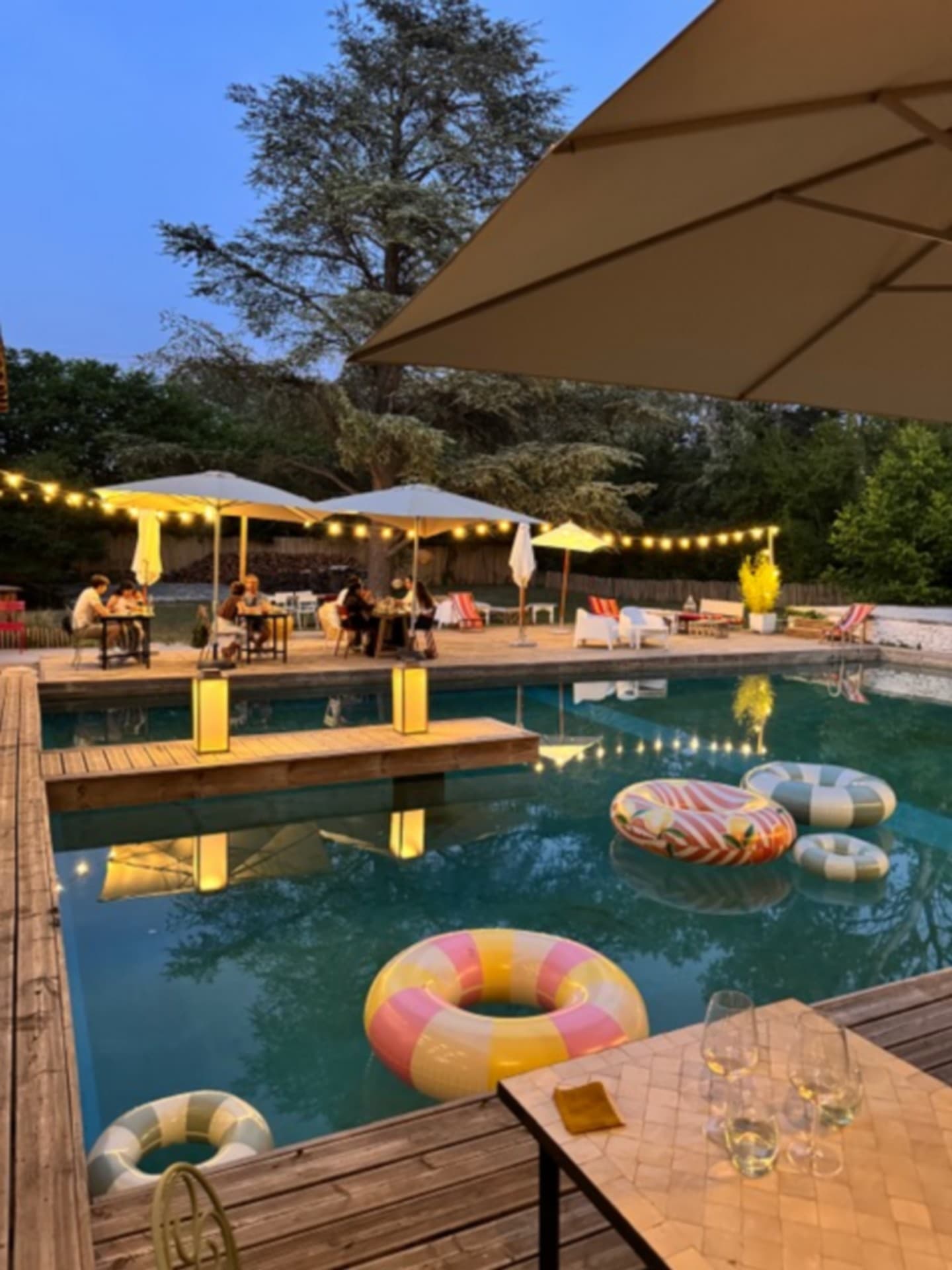 Restaurant L'Estagnol à Eygalières Vue sur la piscine