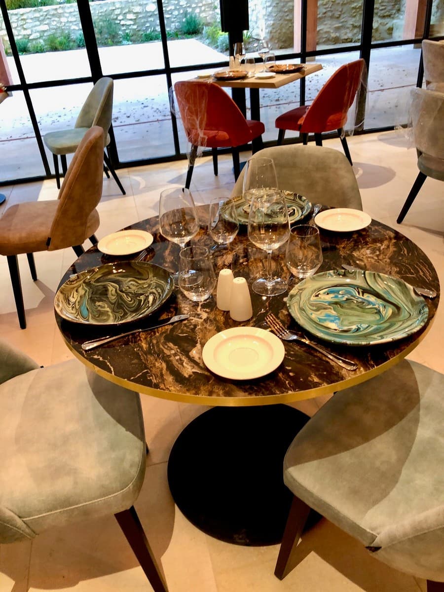 Restaurant "Baux Arts" Domaine de Valmouriane table