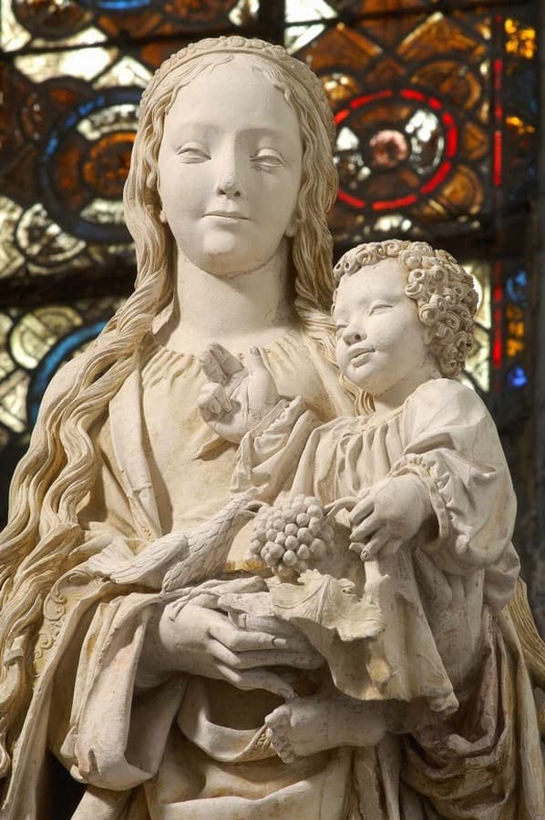 344850_interieur_-_vierge_raisin_fond_vitrail.jpg