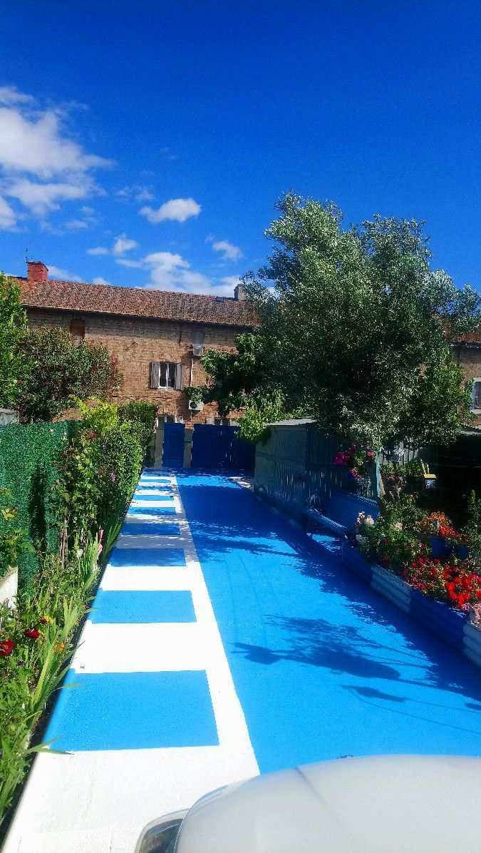 cour et vue jardin