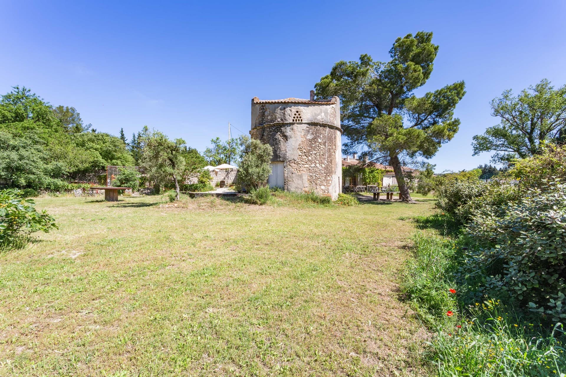 Location de salles Chez Tata Simone à Mouriès Pigeonnier