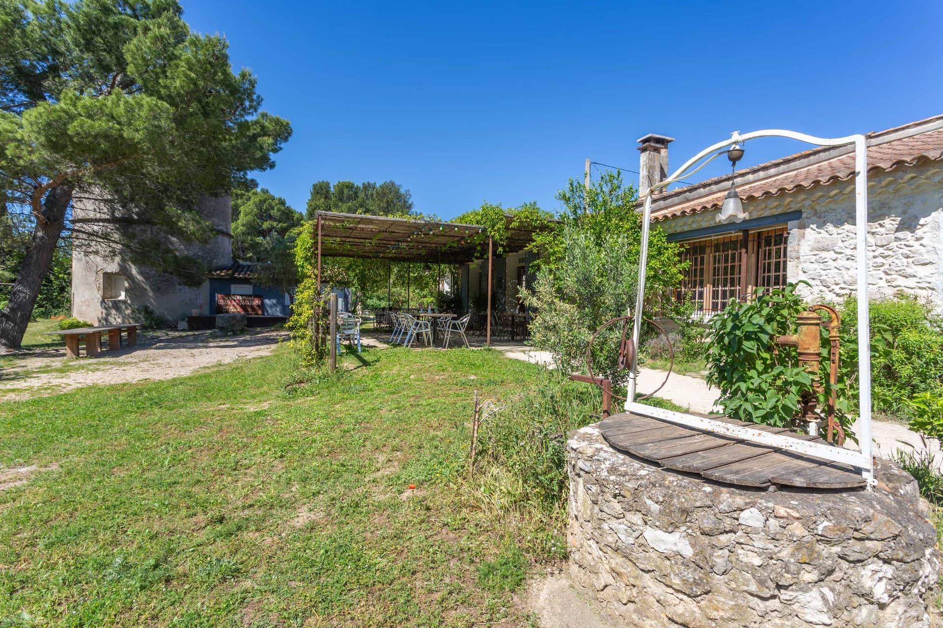 Location de salles Chez Tata Simone à Mouriès Jardin