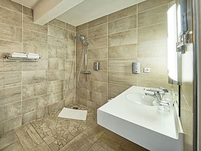 chambre-confortable-douche-italienne-hotel-auberge-du-lac.jpg