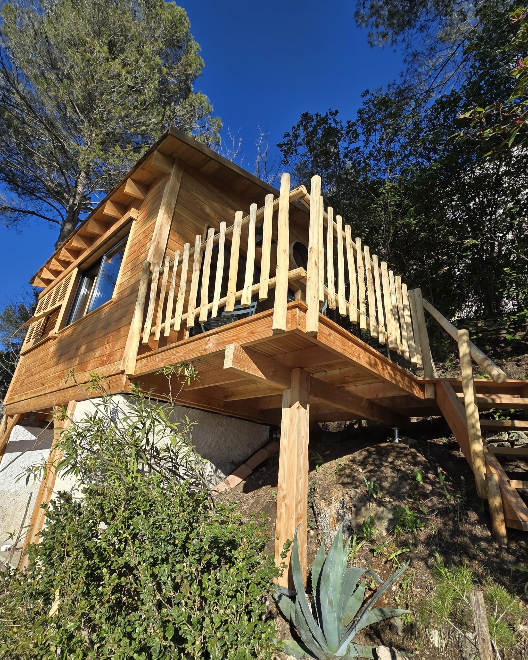 Cabane en bois sur pilotis
