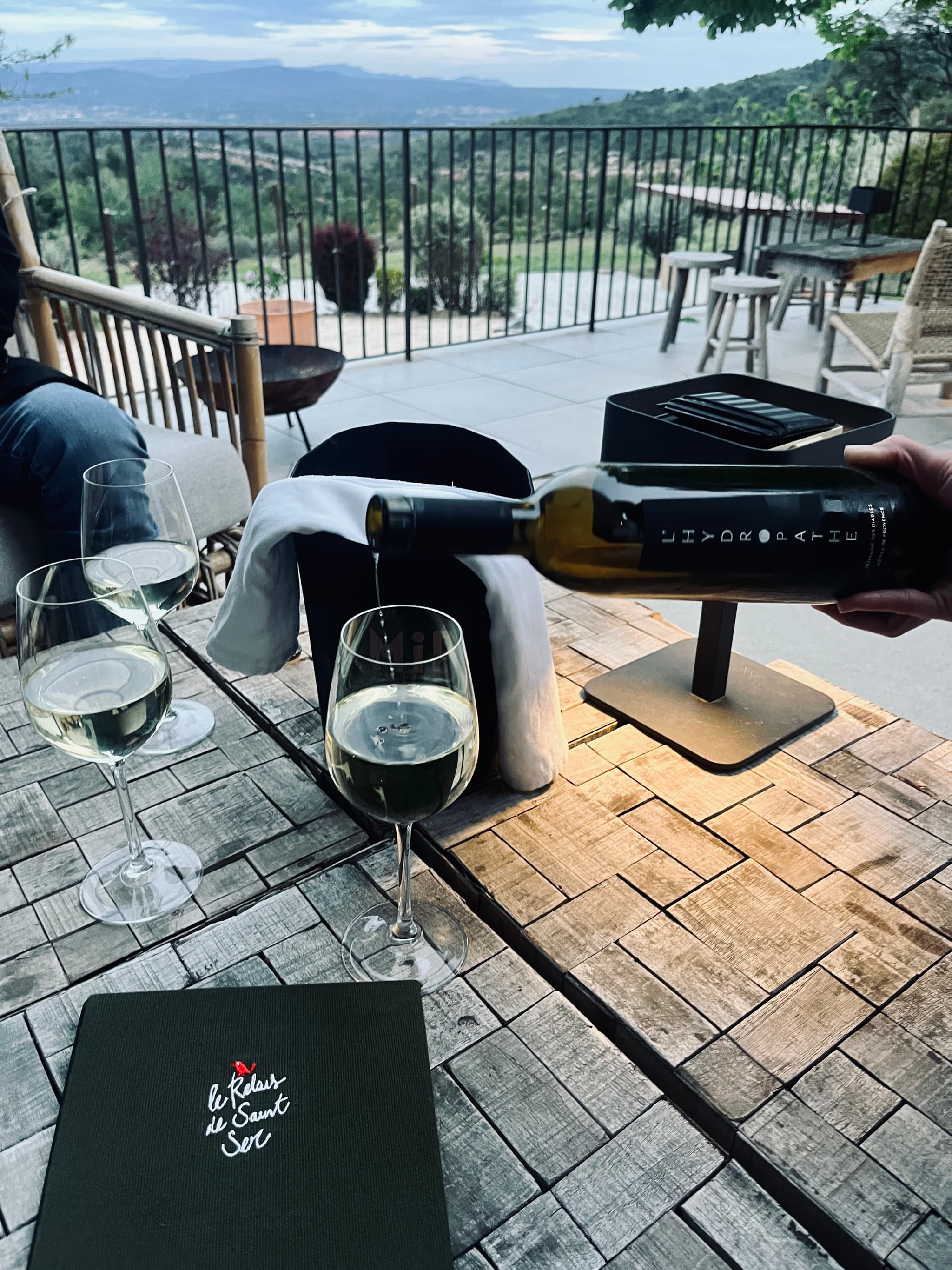 Moment de partage en terrasse
