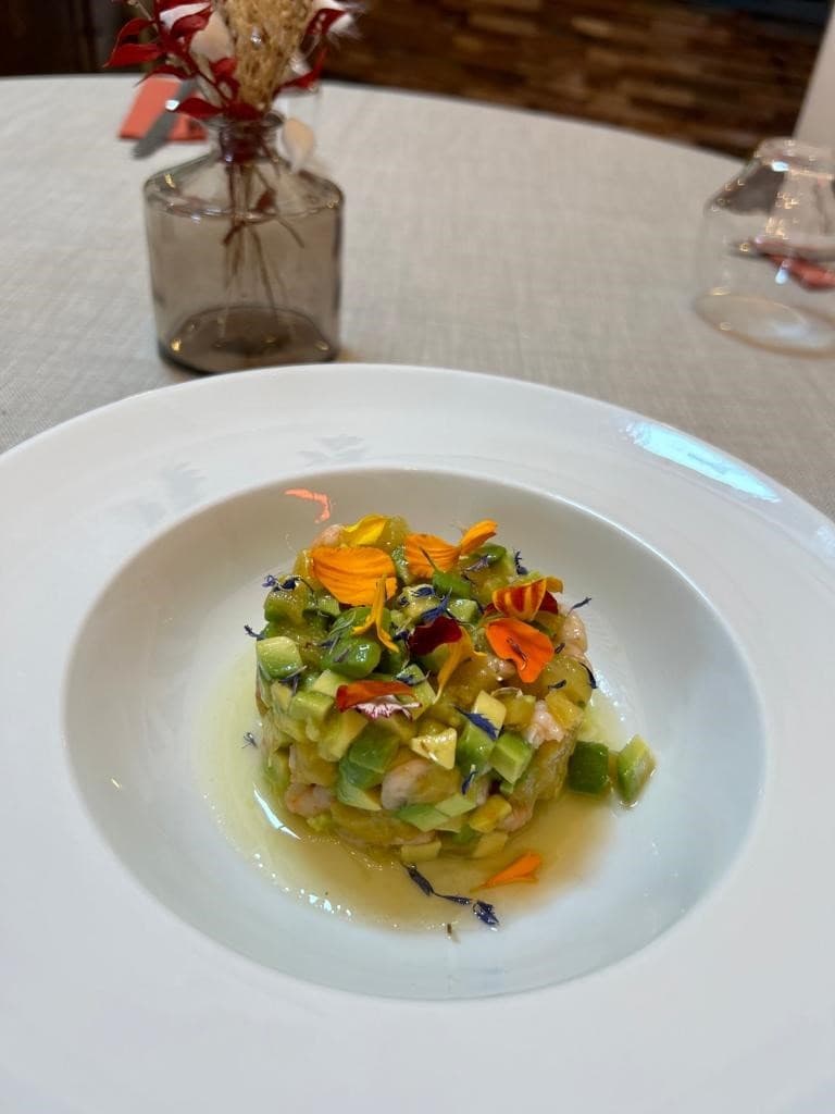 Tartare d’avocats, ananas caramélisé et crevettes. Vinaigrette acidulée.jpg