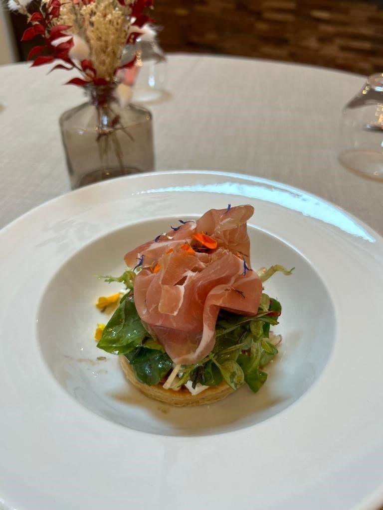 Tarte fine, pesto de tomates, fêta, tomate, salade et jambon de Parme.jpg