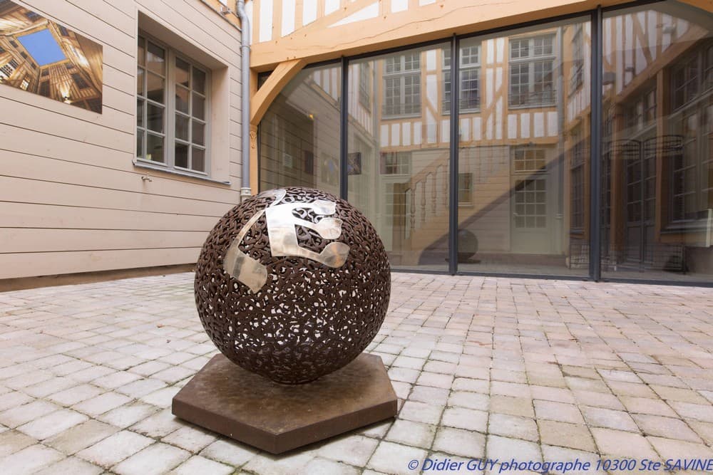 Grande cour - Boule Rachi
