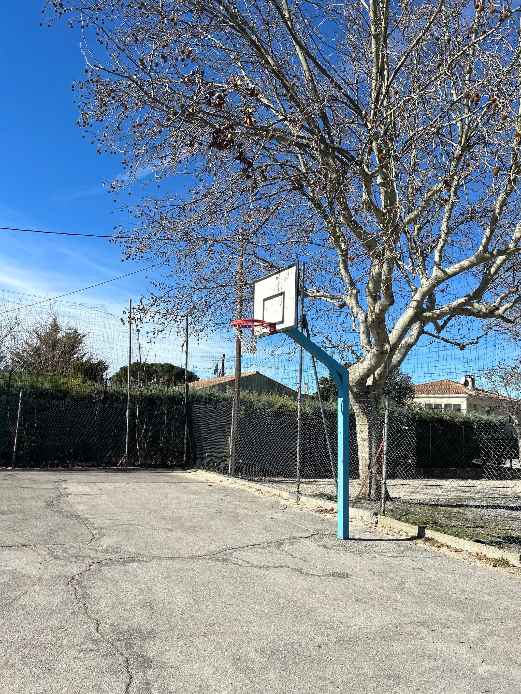 Terrain de basket-ball extérieur