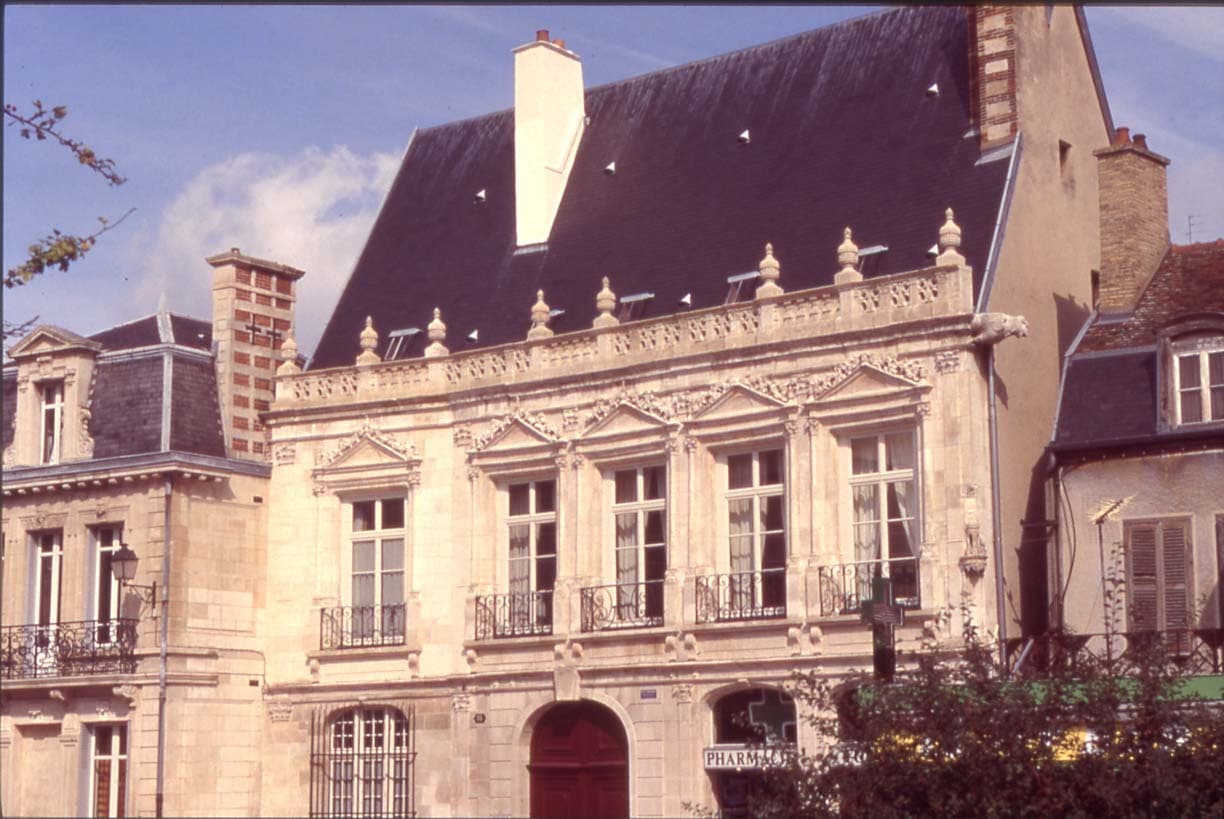 hotel de chapelaines façade gf.JPG