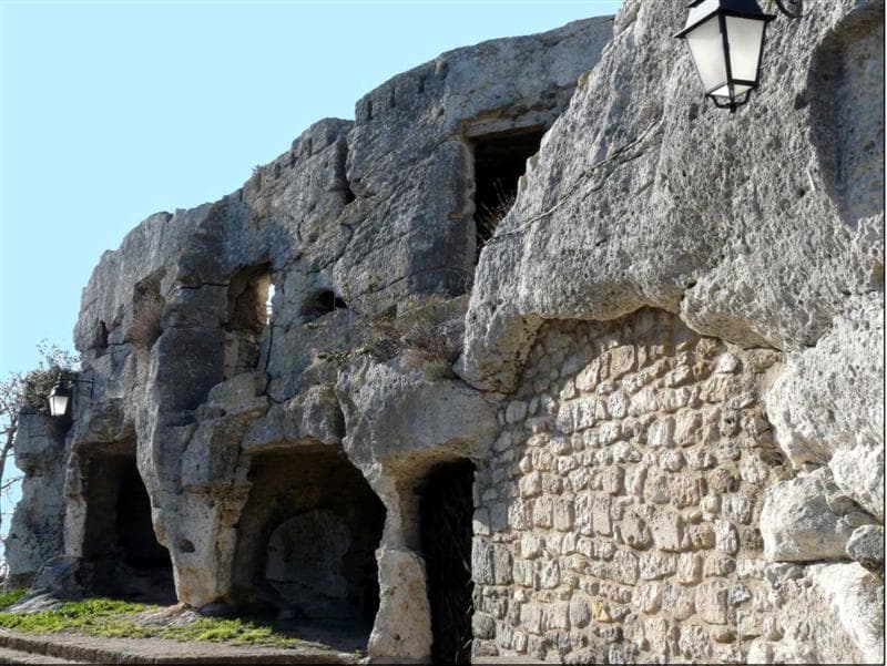 Grotte et ruines du château du Castellas
