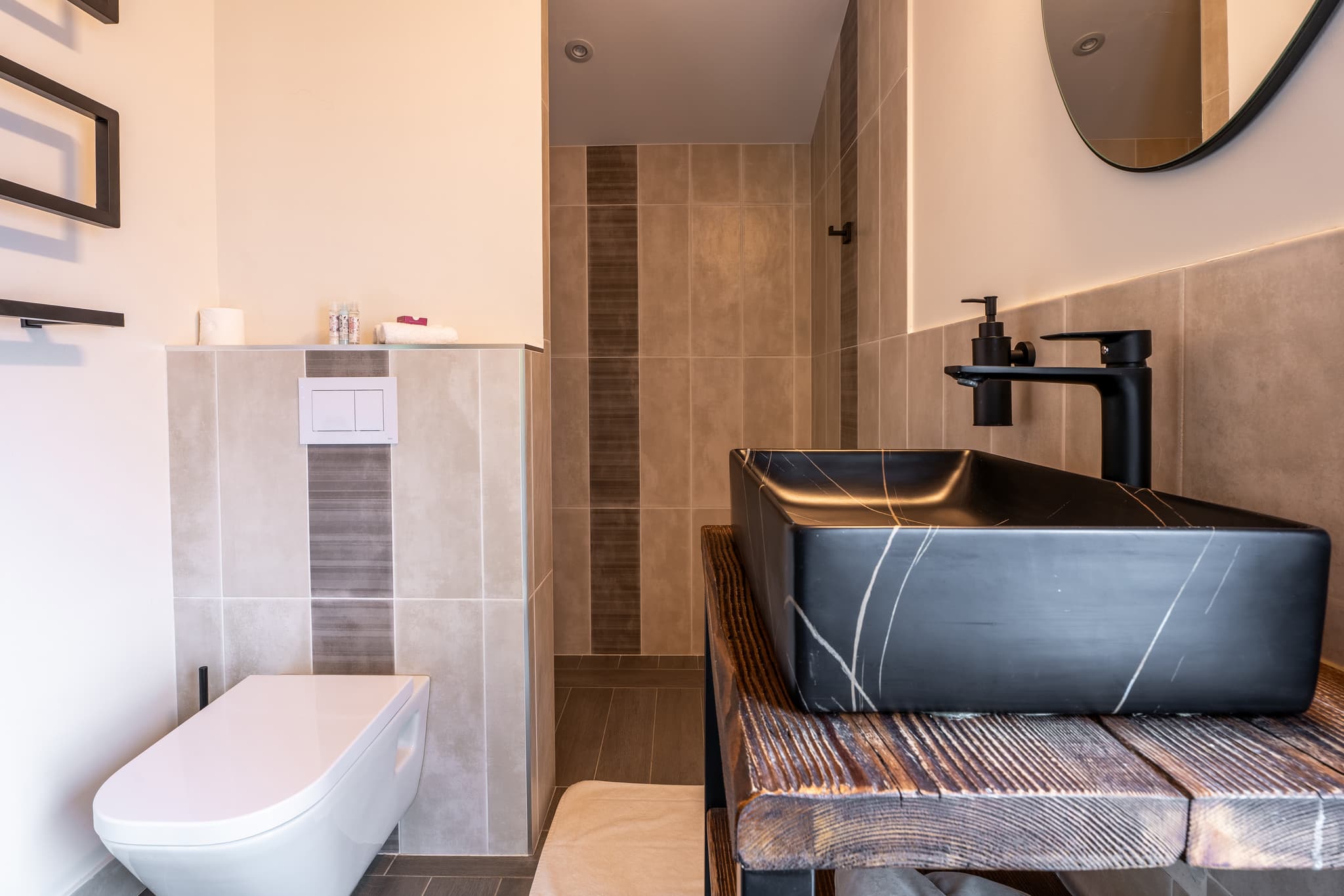 Salle d'eau et toilettes