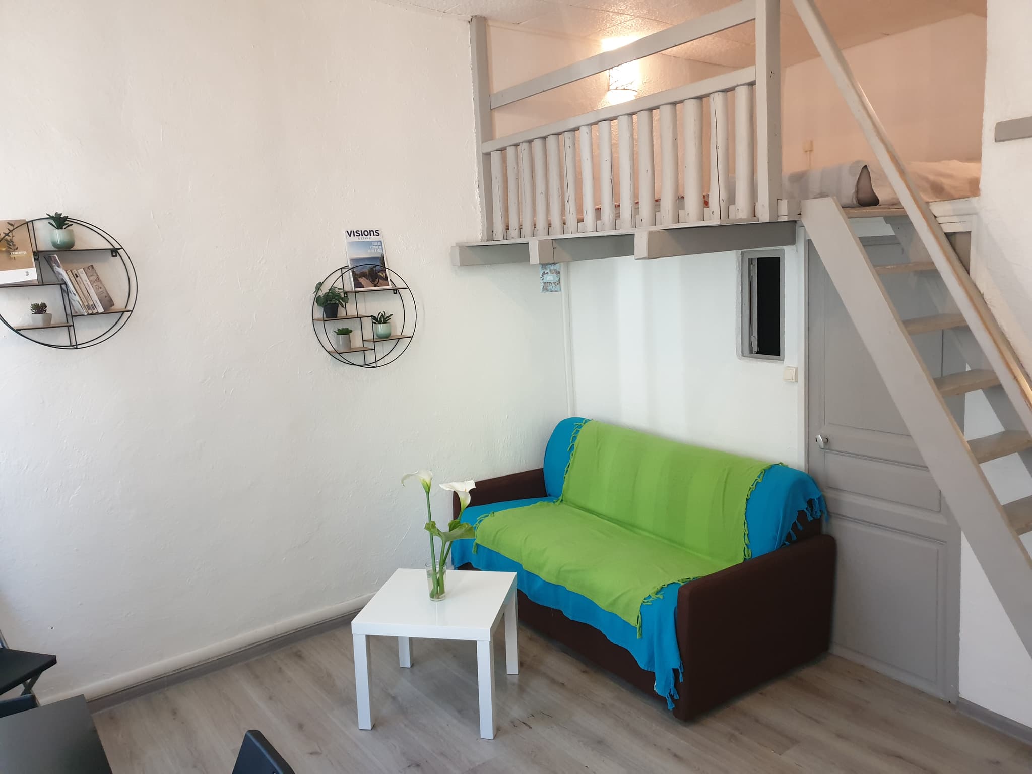 Coin salon et accès mezzanine