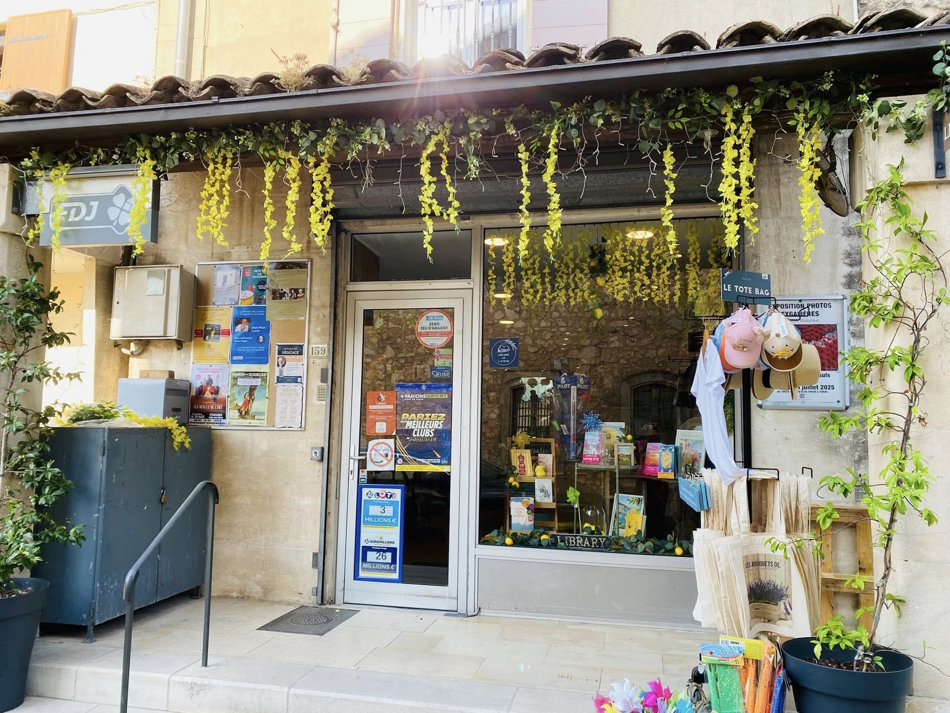 Librairie de l'Avenir_Eygalières_extérieur