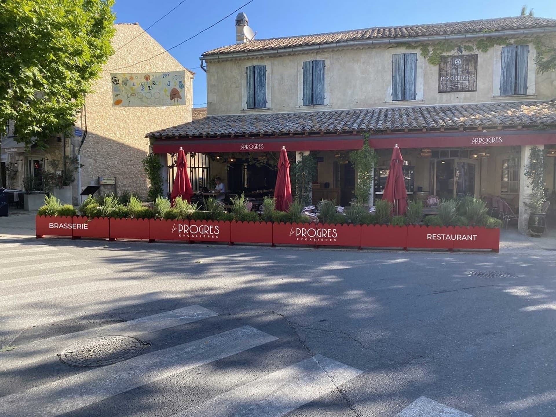 Brasserie Le Progrès à Eygalières Devanture