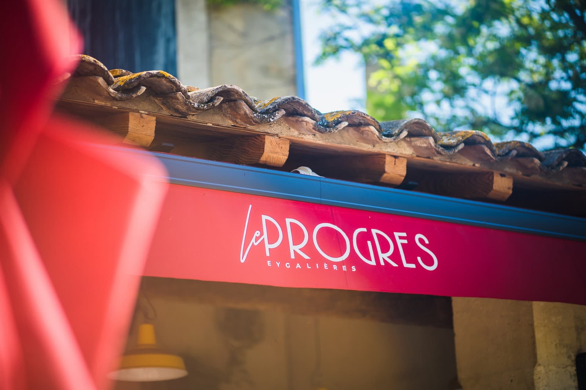Brasserie Le Progrès à Eygalières Auvent