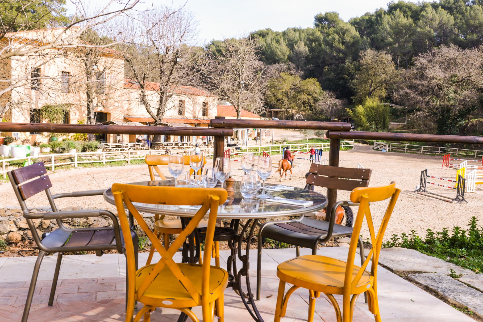 Terrasse avec vue centre équestre
