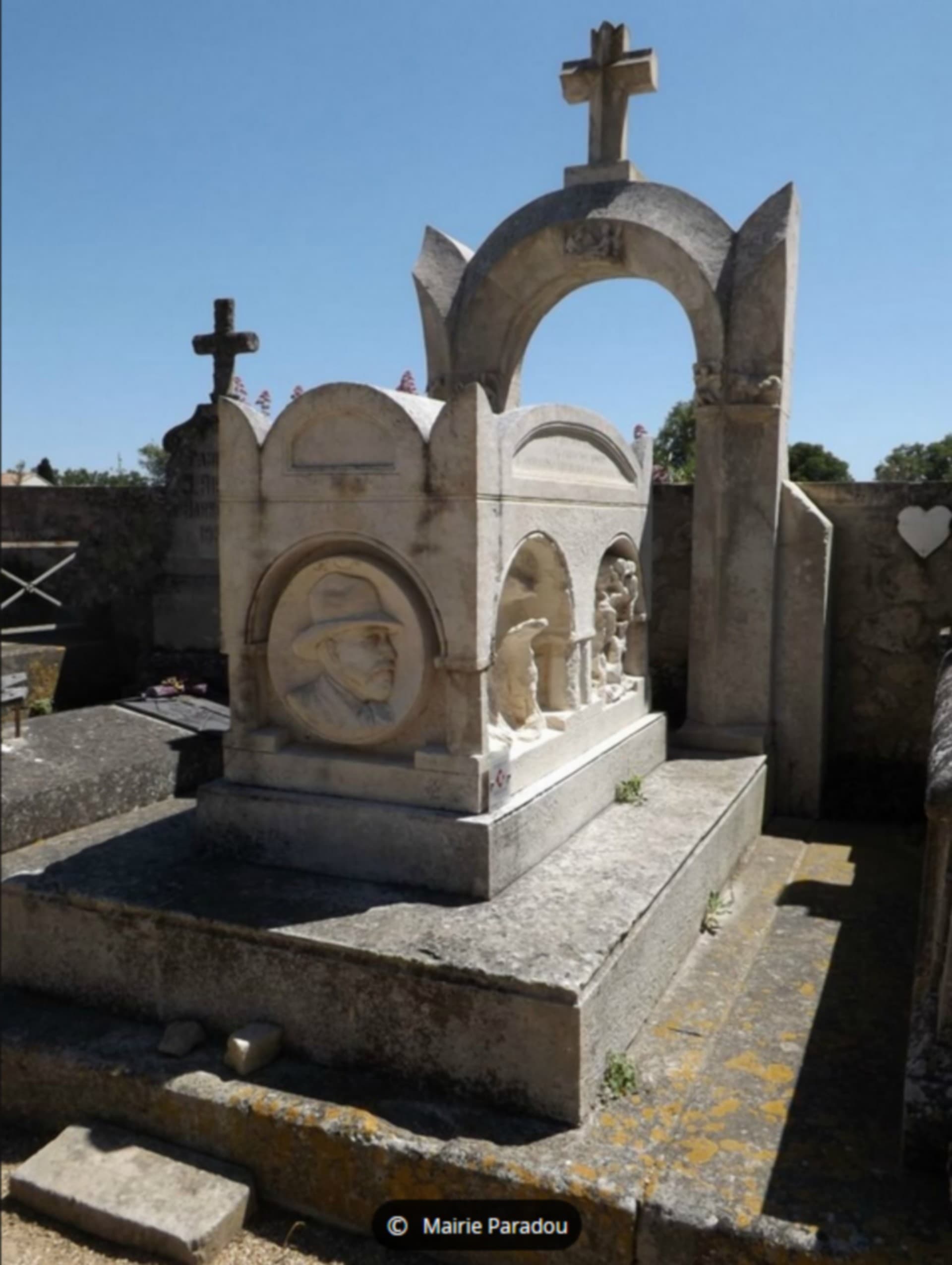 Buste et tombeau de Charloun Rieu_Paradou