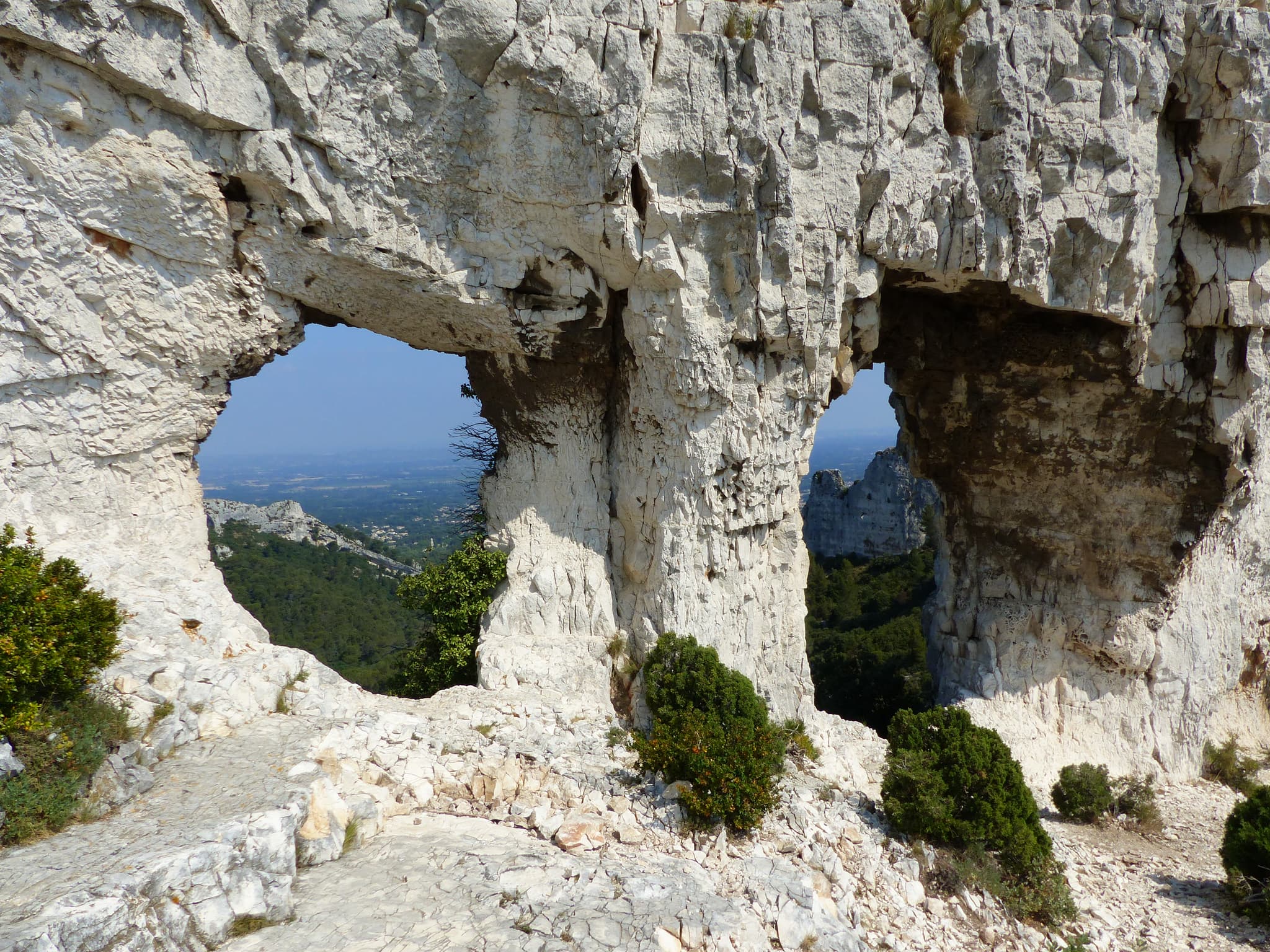 Le rocher des deux trous_Saint-Rémy-de-Provence