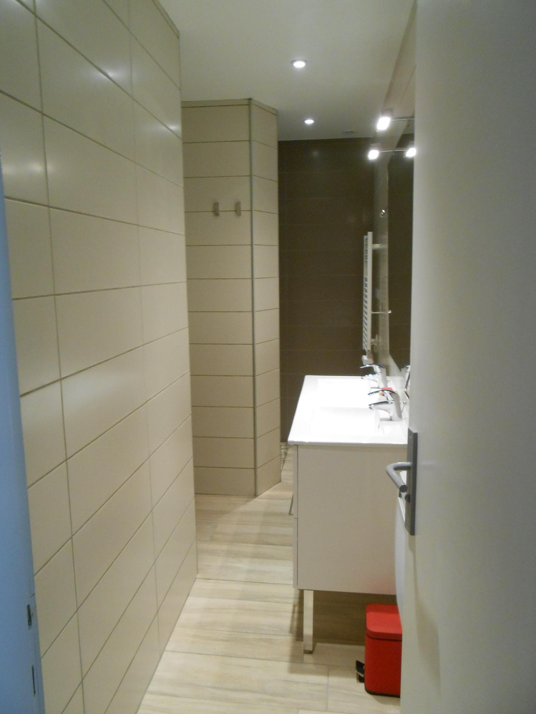 Salle d'eau avec douche à l'italienne
