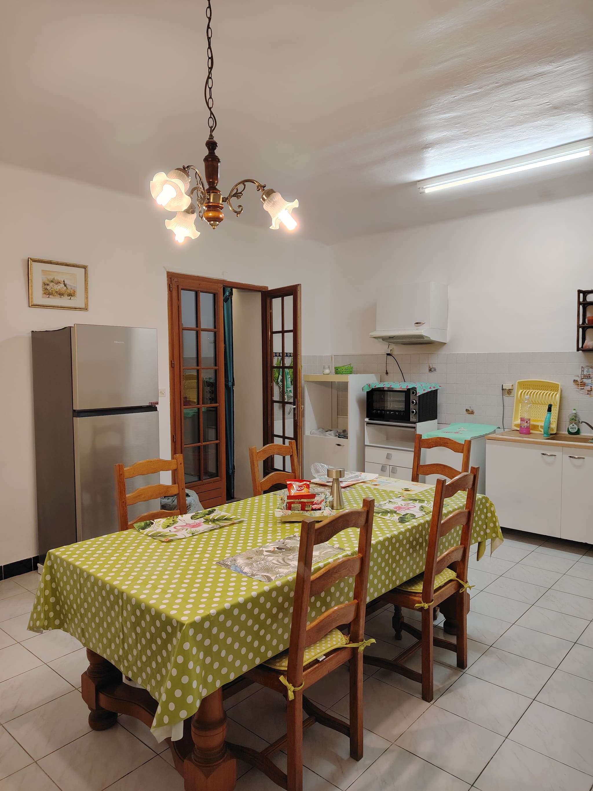Vue partielle Cuisine rénovée jumelée Salle à Manger
