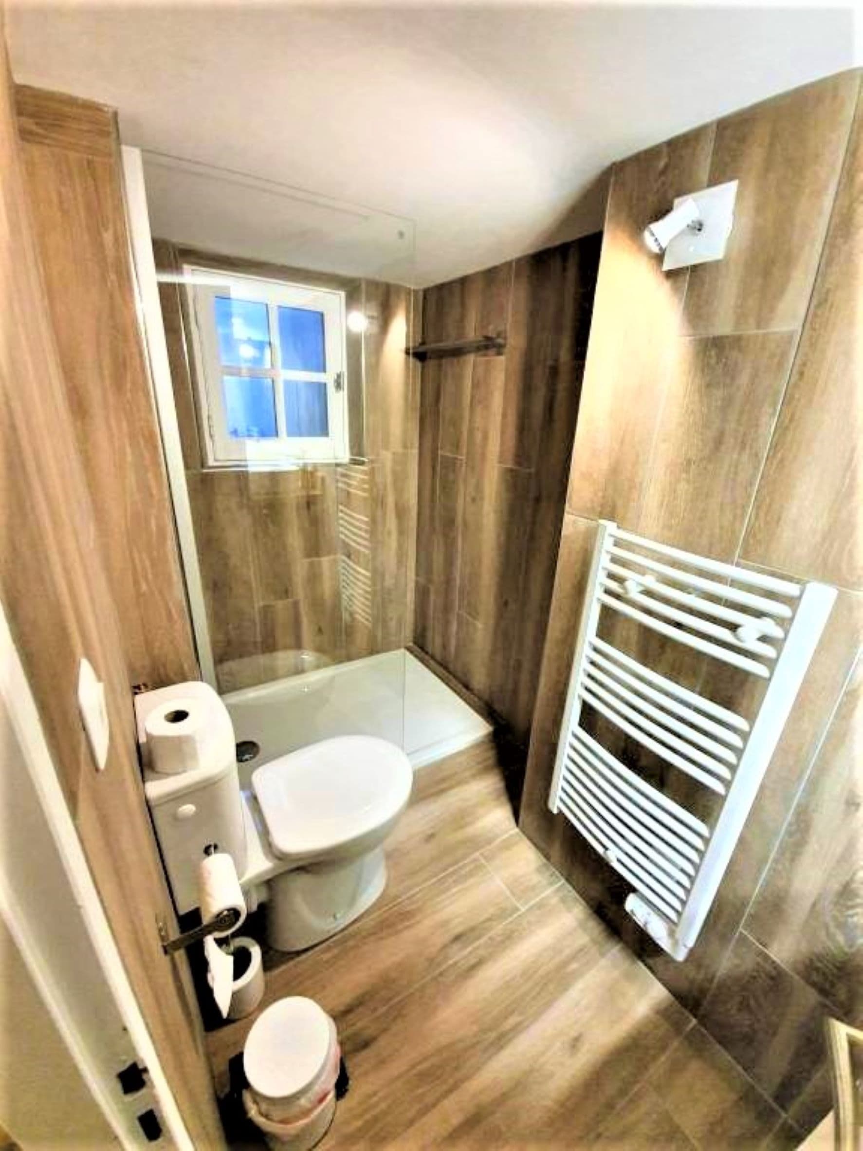 salle de douche avec WC