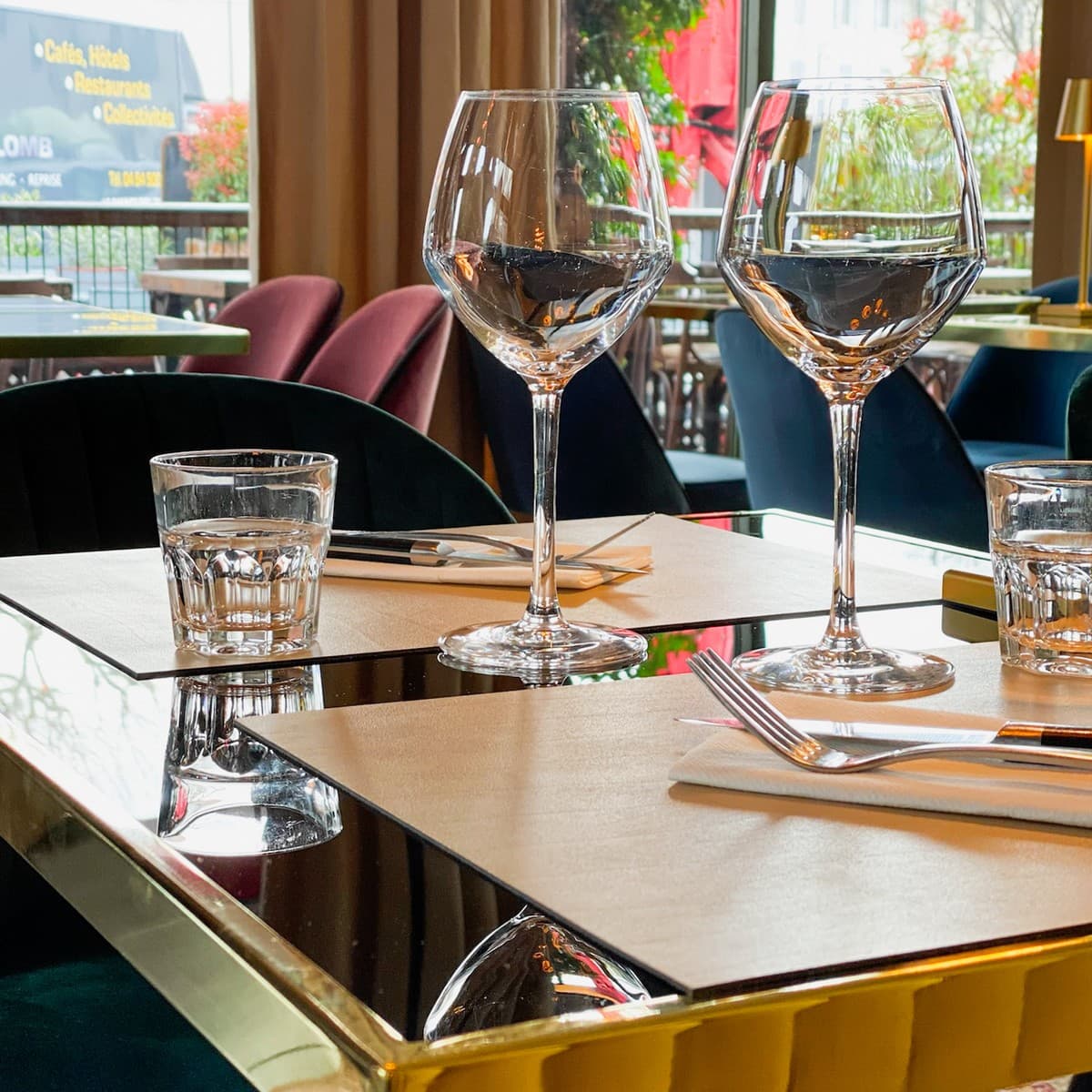 Le Café de la Place table