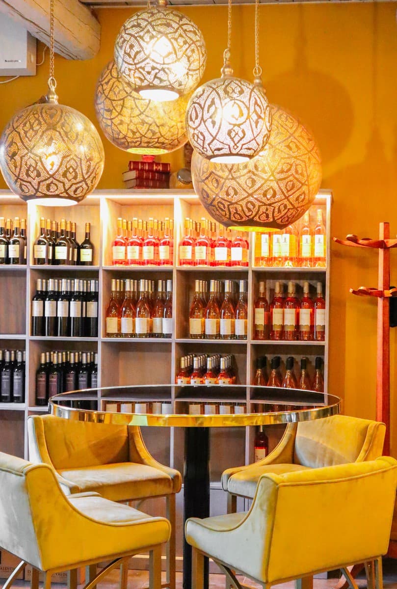 Le Café de la Place décor bouteilles