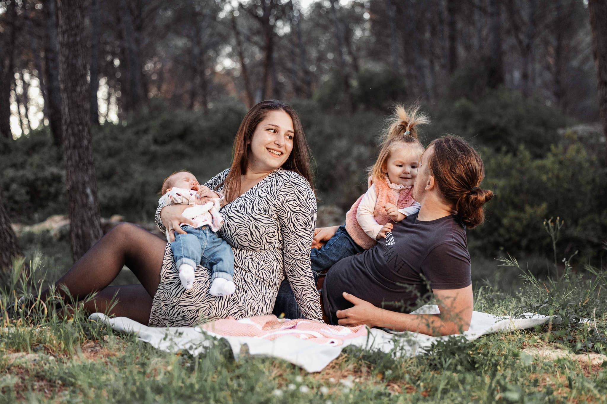 Séance photo famille en extérieur en Provence