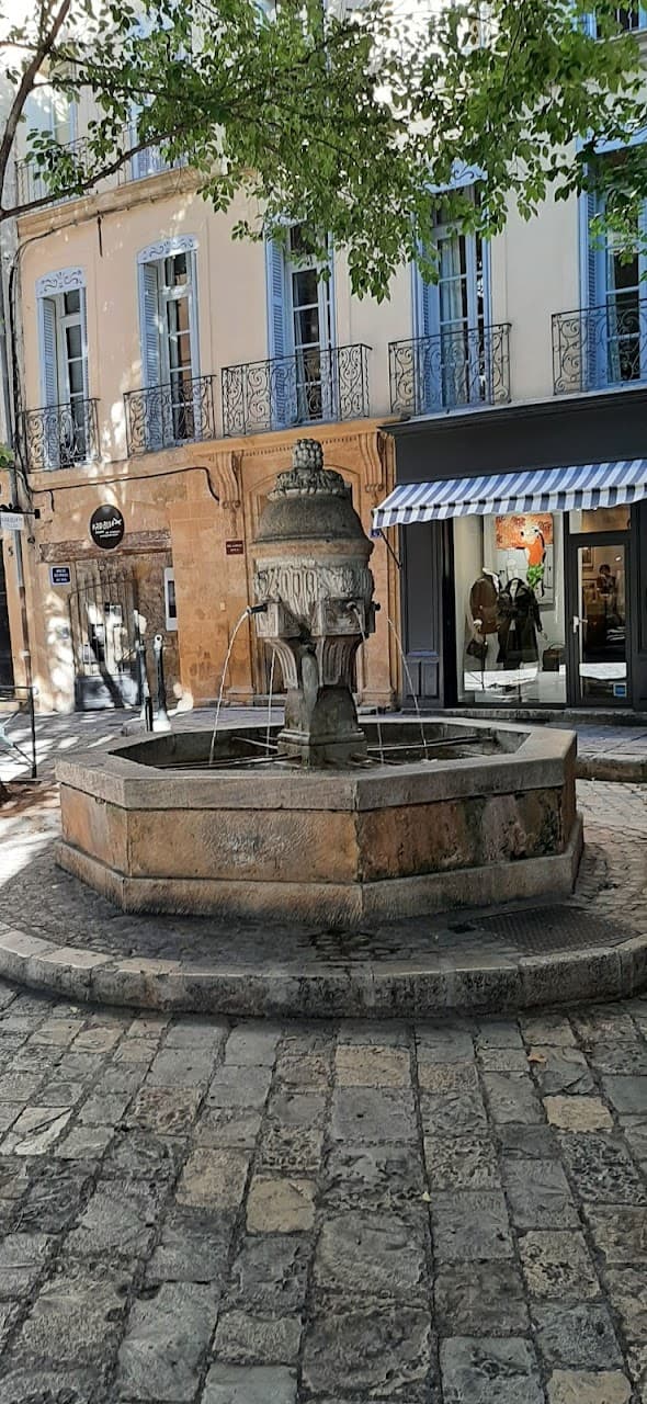 La fontaine de la place des trois ormeaux