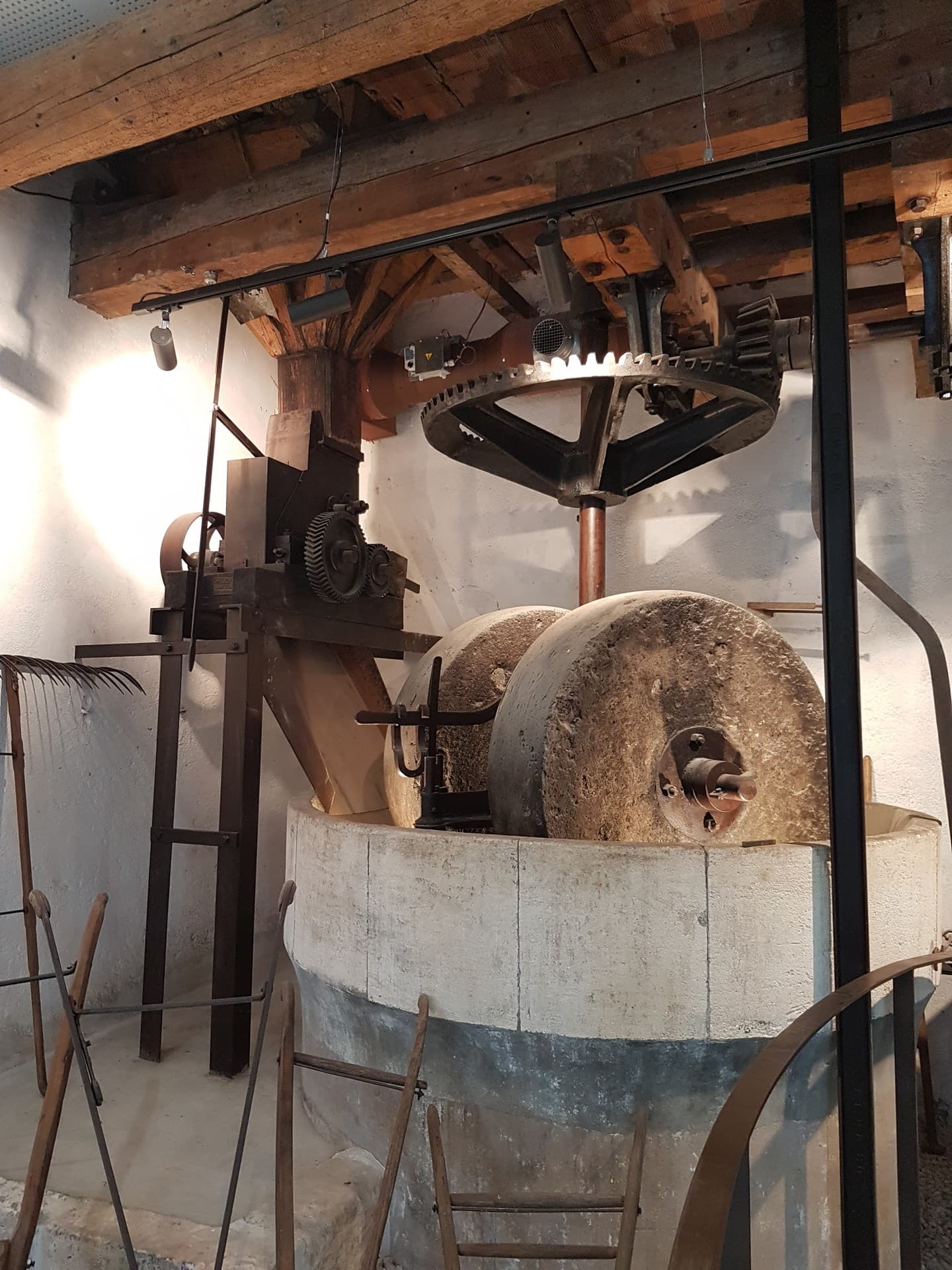 Moulin Peyre_Mouriès_meule