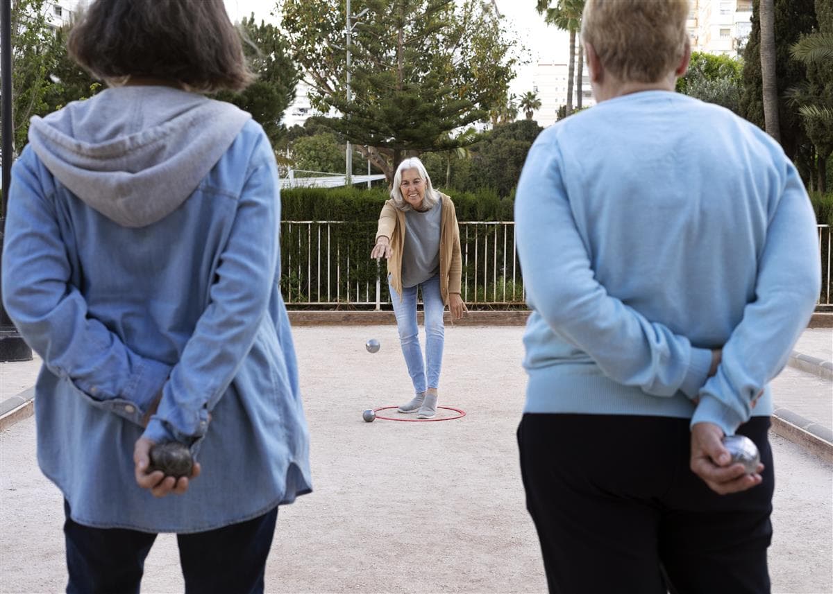 elderly-friends-playing-petanque (2)