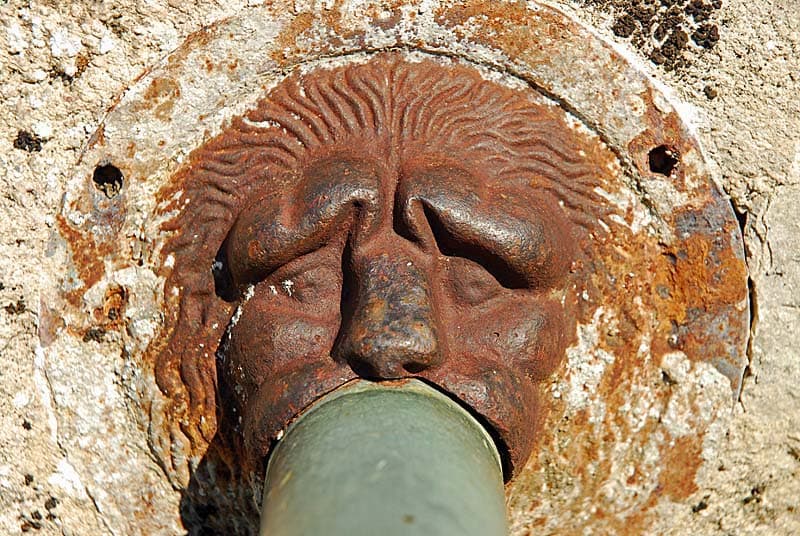 Ancienne fontaine de Charmes