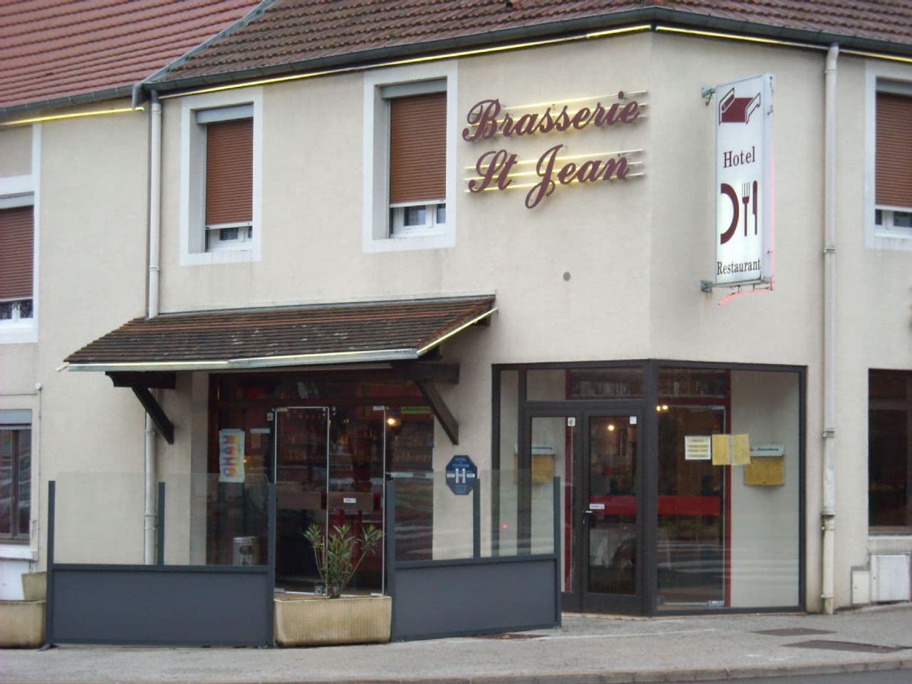 champagne 52 chaumont hotel le saint jean facade 5._3