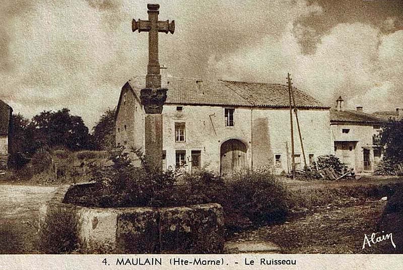 Carte postale d'une croix à Maulain