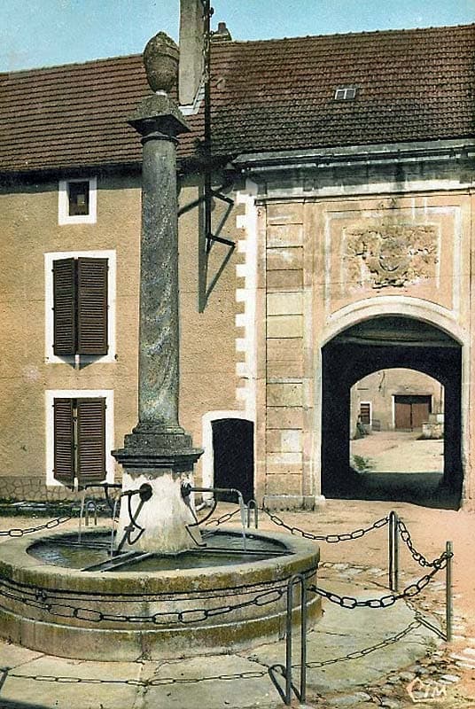 Porche de l'abbaye de Poulangy