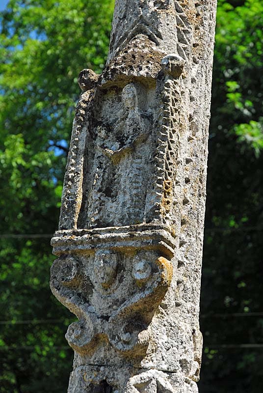 Croix de cimetière à Vieux-Moulins