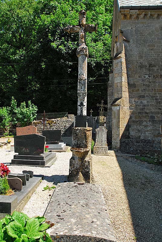 Croix de cimetière à Vieux-Moulins