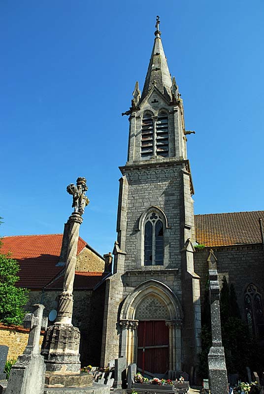 Croix gothique et église de Montlandon