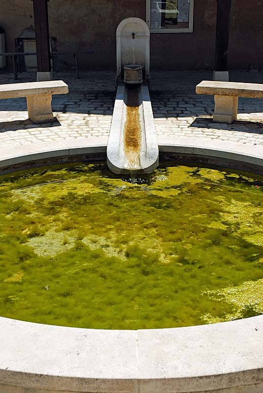 Fontaine de la charité à Vieux-Moulins