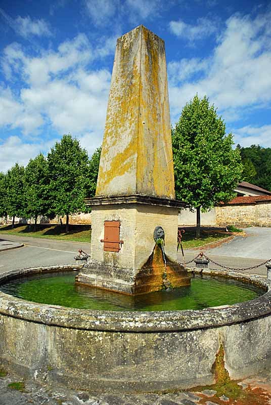 Fontaine de l'obélisque à Montigny-le-Roi